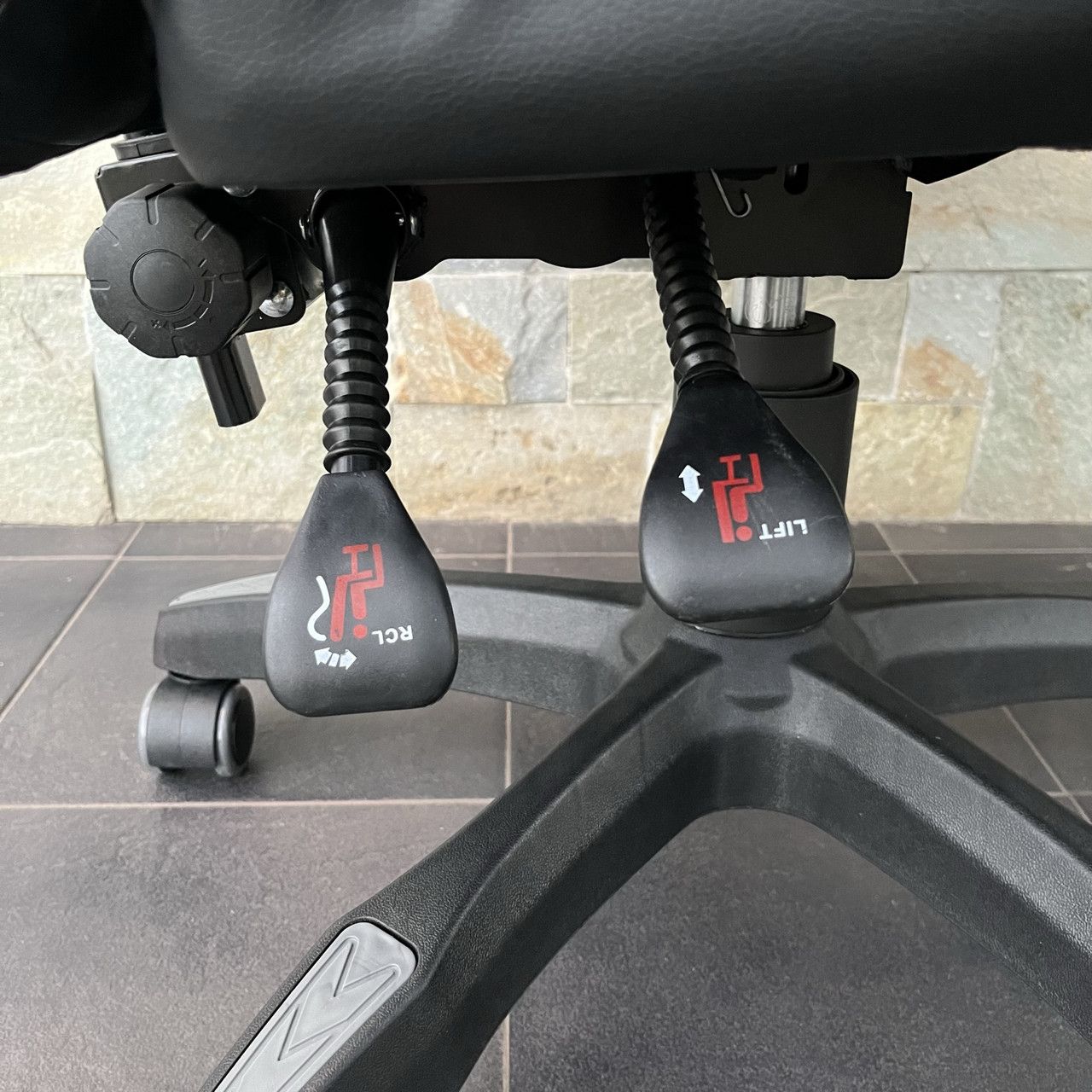 Ігрове Крісло TS-046A Gamer Swivel Чорно-Сіре з Ергономічною Конструкцією для Зручного Керування - Зображення 7